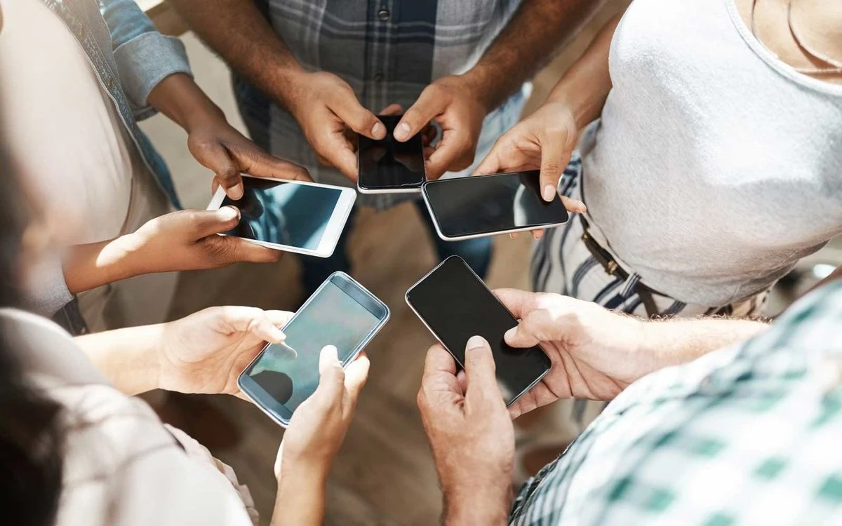 Srovnání přeplněné stránky a čistého, přehledného rozvržení webu